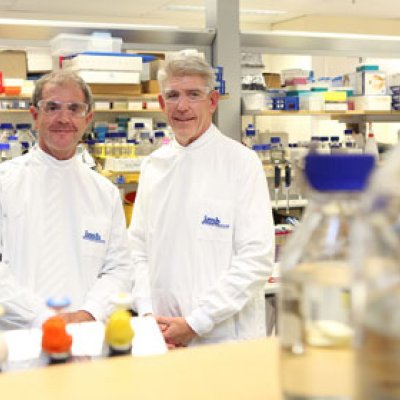 Professor David Craik (left) shows Perpetual General Manager of Philanthropy Andrew Thomas through the lab at UQ’s IMB. 