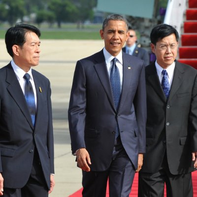 US President Barack Obama arriving in Bangkok on his 2012 visit, with then-Deputy Prime Minister, Phongthep Thepkanchana.