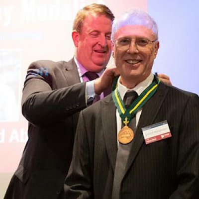 CSIRO’s Nigel Warren (left) presented Professor Abramson (centre) with the Pearcey Medal, as foundation chairman Wayne Fitzsimmons (right) looked on.