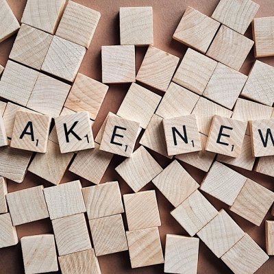 the words "fake news" spelled out in scrabble tiles