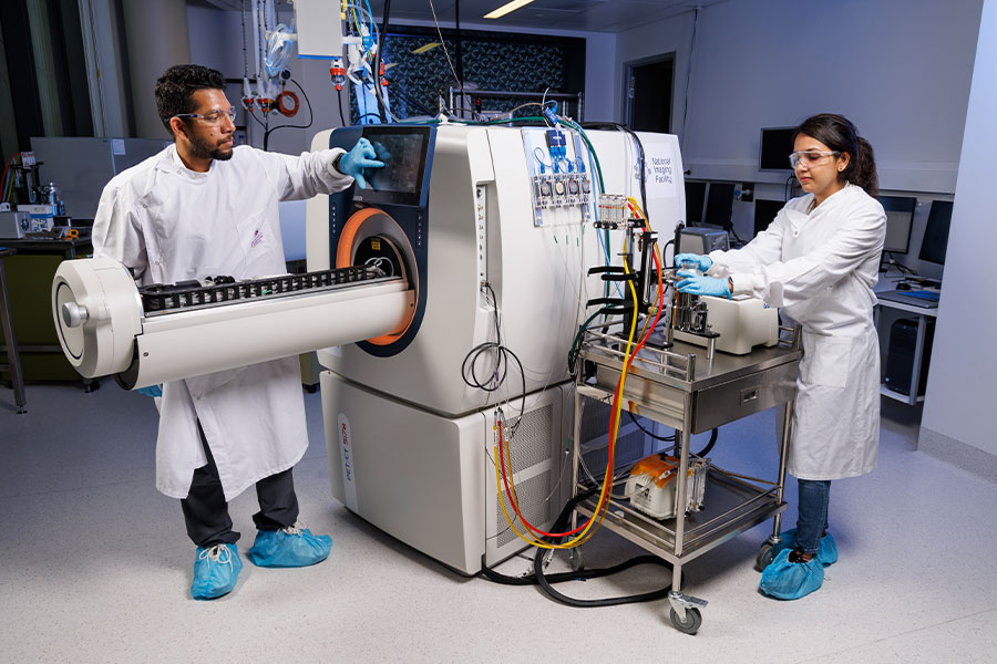 UQ researchers working on equipment in the Centre for Advanced Imaging.