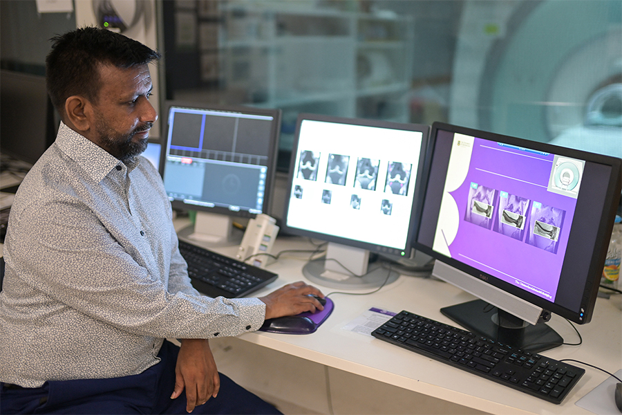 Shekhar Chandra analysing MRI images at the University of Queensland’s Centre for Advanced Imaging