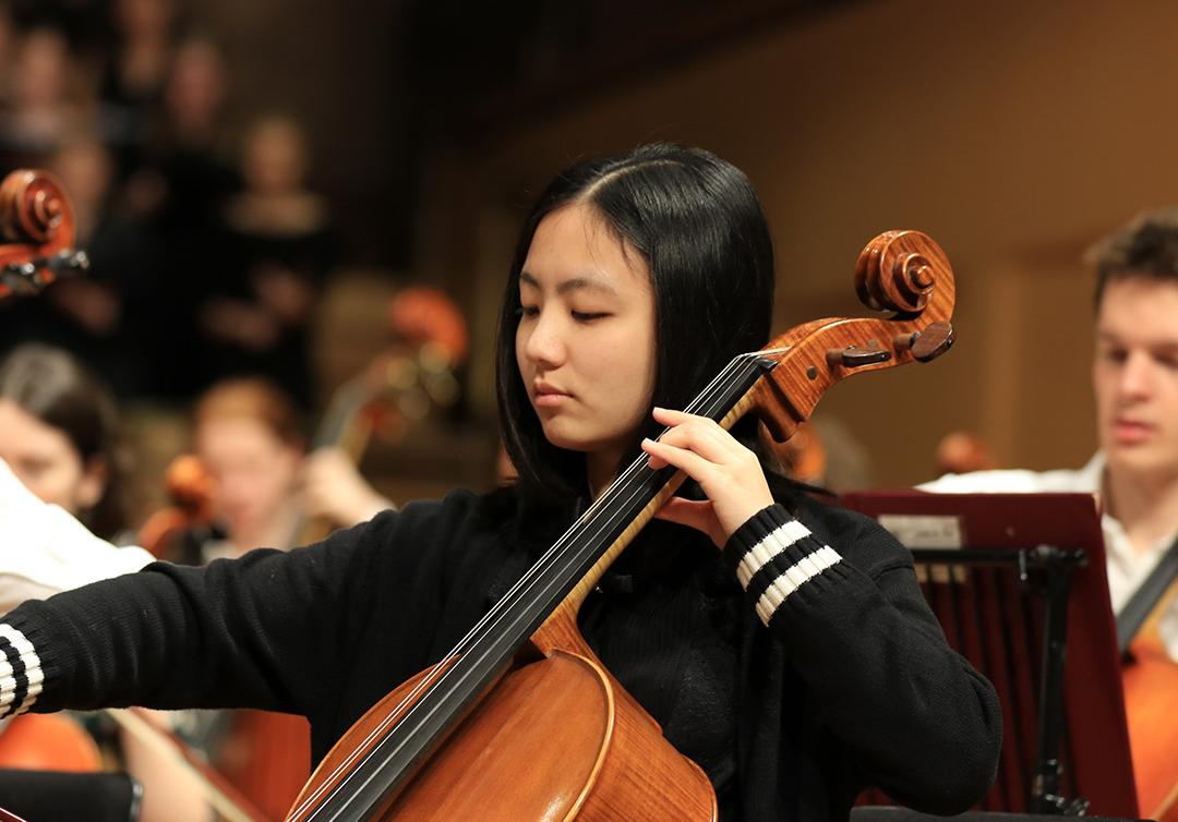作为管弦乐队成员演奏大提琴的学生。
